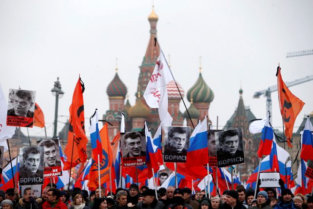 Χιλιάδες Ρώσοι απέτισαν φόρο τιμής στο Νεμτσόφ