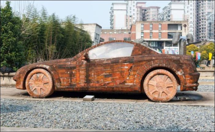 Μία Mercedes από τούβλα