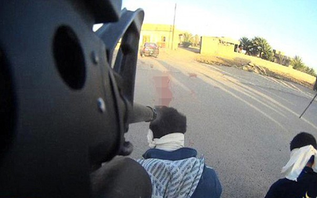Τζιχαντιστές βάζουν κάμερα στην άκρη του όπλου