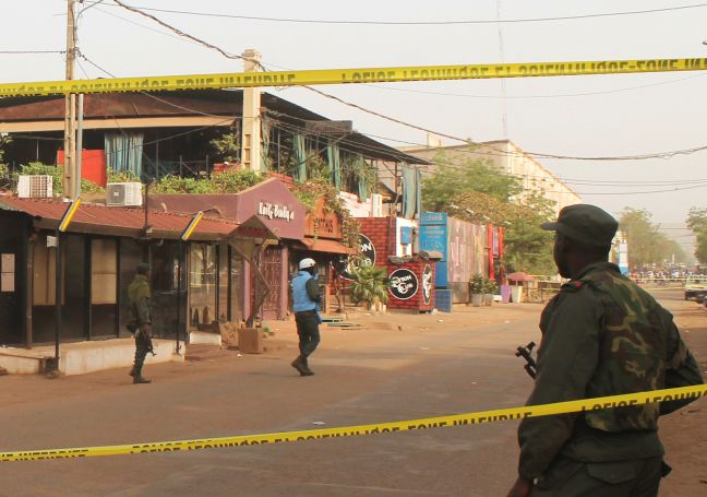 Βέλγος αξιωματικός ασφαλείας στα θύματα στο Μάλι