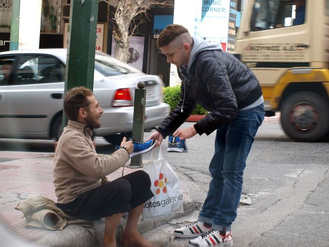 Άγνωστος δίνει παπούτσια σε άστεγο και συγκινεί χιλιάδες ανθρώπους