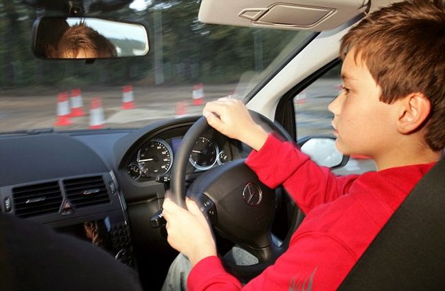 Τα παιδιά μαθαίνουν για την ασφαλή οδήγηση