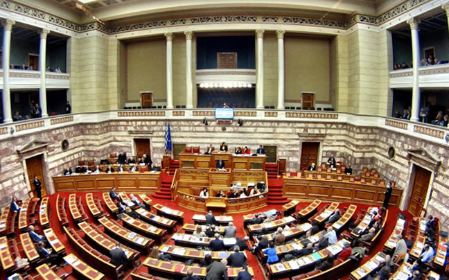 Κόντρα στη Βουλή στο νομοσχέδιο για την ανθρωπιστική κρίση