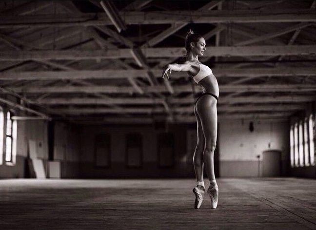 H Candice Swanepoel ανάβει φωτιές χορεύοντας (photos)
