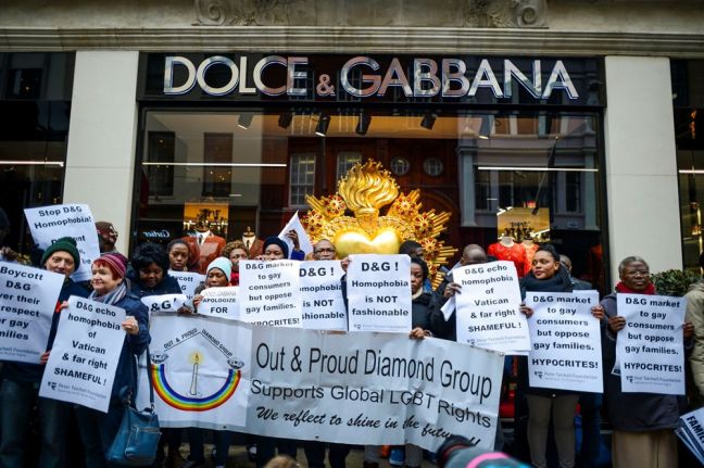 Διαμαρτυρία έξω από τη μπουτίκ των Dolce & Gabbana στο Λονδίνο (photos)