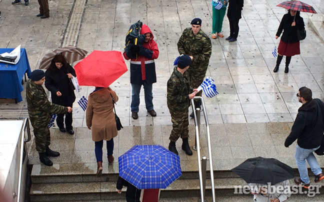 Στρατιώτες μοιράζουν πλαστικά σημαιάκια στο Σύνταγμα