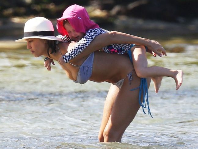 Η Jessica Alba αποκαλύπτει τη σeξι πλευρά της μητρότητας (photos)