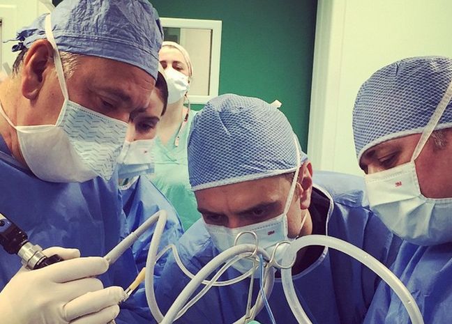 Ο Dr Βασίλης Κικίλιας στο χειρουργείο (photos)