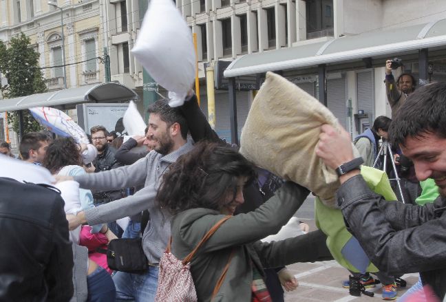 Με φτερά και πούπουλα γέμισε η Κλαυθμώνος