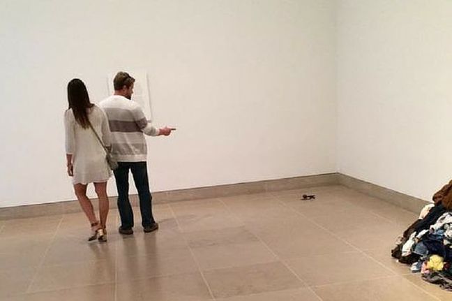 Έβαλε γυαλιά ηλίου σε πάτωμα μουσείου και το πέρασαν για μοντέρνα τέχνη