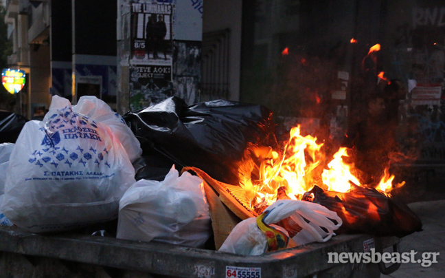 Επεισόδια και φωτιές στα Εξάρχεια