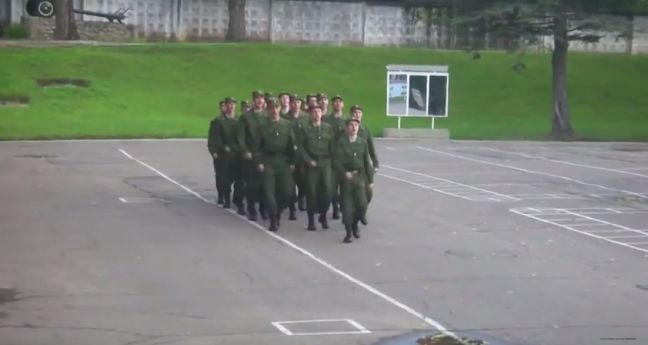 Ρώσοι στρατιώτες παρελαύνουν τραγουδώντας το&#8230; Barbie Girl