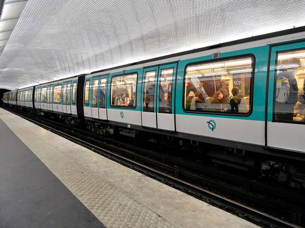 Επίθεση με οξύ μέσα στο μετρό του Παρισιού