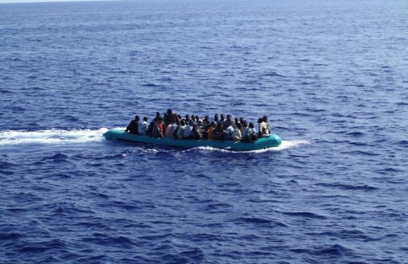 Σκάφος με μετανάστες κοντά στο Αγαθονήσι