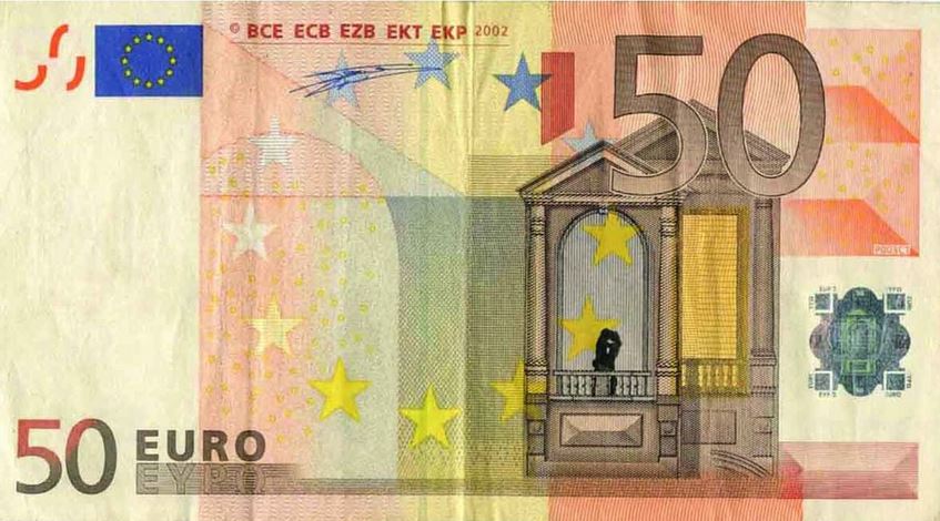 Ο Έλληνας που ζωγραφίζει πάνω σε ευρώ τις συνέπειες της κρίσης