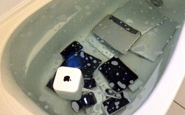 Πέταξε στο νερό τα iMac, iPhone και iPad του πρώην συντρόφου της!