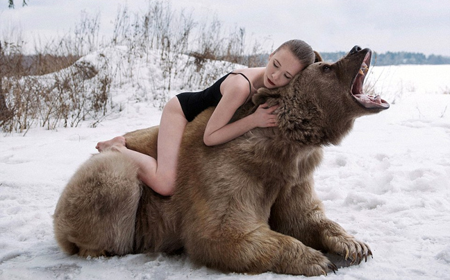 Σέξι Ρωσίδες ποζάρουν με… αρκούδες (photos)