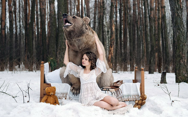 Σέξι Ρωσίδες ποζάρουν με… αρκούδες (photos)