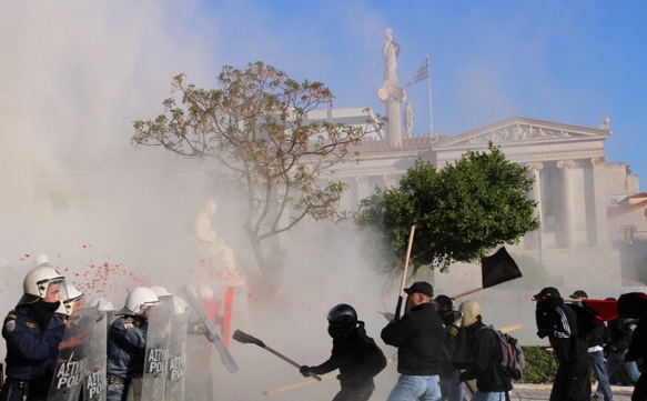 Βίντεο από τις σφοδρές συγκρούσεις αστυνομικών &#8211; αντιεξουσιαστών στην Πρυτανεία