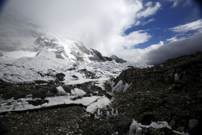 Ανέστειλε η Κίνα ορειβατικές αποστολές στο Έβερεστ
