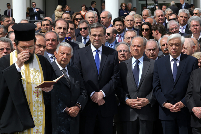 Παυλόπουλος, Σαμαράς και Καραμανλής στο μνημόσυνο του Κ. Καραμανλή