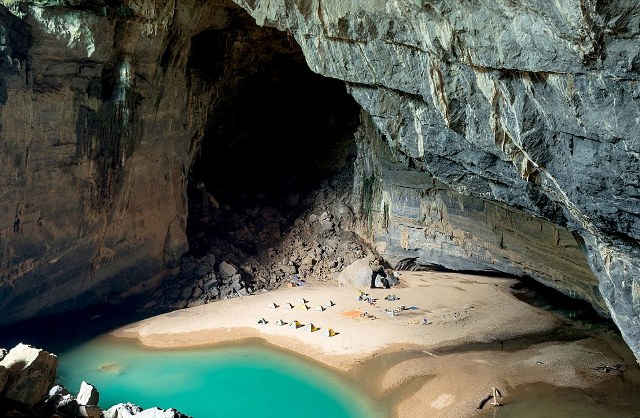 Μια μαγευτική παραλία μέσα σε ένα σπήλαιο