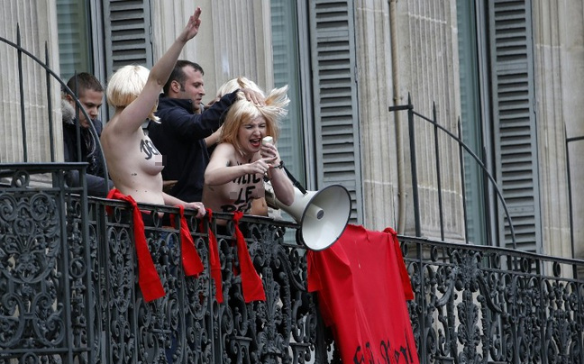 Οι γυμνόστηθες Femen εκνεύρισαν τη Λεπέν