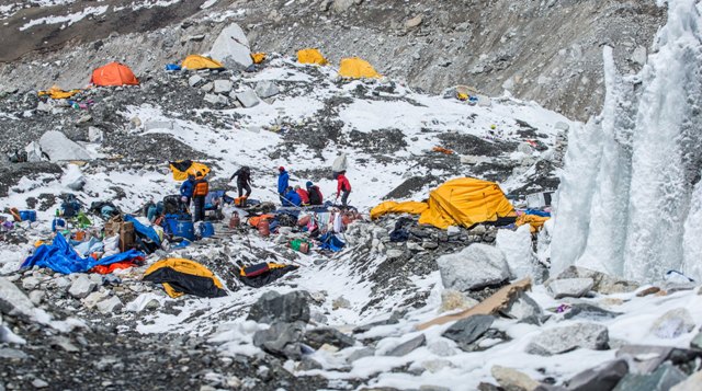 Βρήκαν 100 πτώματα από χιονοστιβάδα στο Νεπάλ