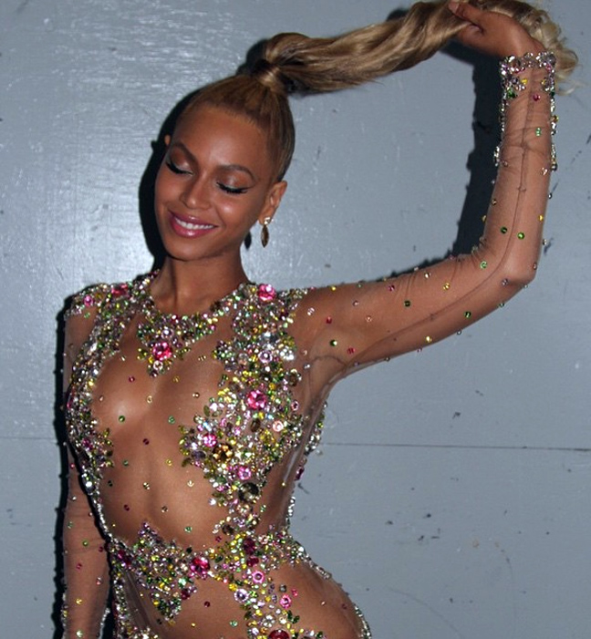 Ο άνθρωπος που μακιγιάρει το στήθος της Beyonce (photos)