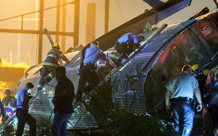 Σκηνές πανικού στη Φιλαδέλφεια μετά τον εκτροχιασμό τρένου με πέντε νεκρούς