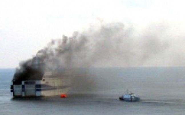 Ακινητοποιημένο παραμένει το δεξαμενόπλοιο στο οποίο εκδηλώθηκε πυρκαγιά
