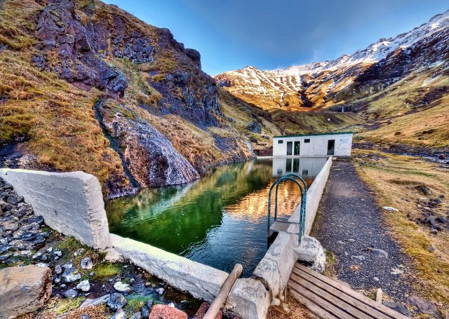 Η κρυφή πισίνα στα βουνά της Ισλανδίας