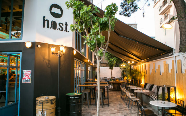 Το H.o.s.t. Cocktail Bar ανακαινίστηκε και το γιορτάζει με ένα μεγάλο πάρτι