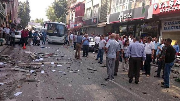 Βομβιστικές επιθέσεις στα γραφεία του φιλοκουρδικού κόμματος HDP