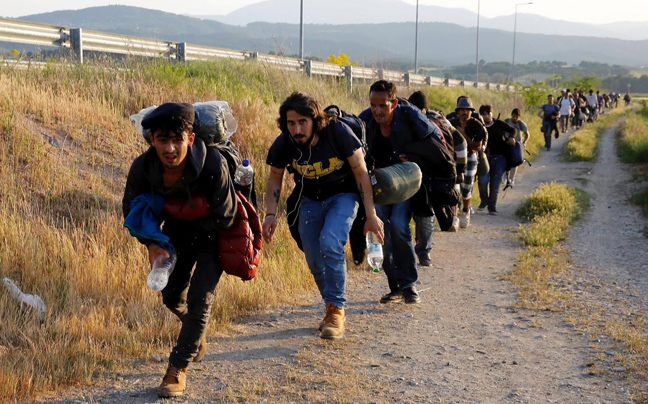 Μετανάστες διασχίζουν τα ελληνικά σύνορα