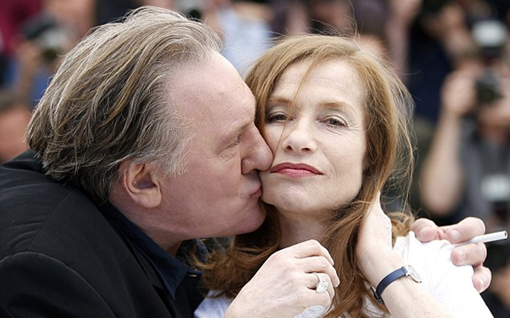 Ηθοποιός προσπαθεί να «αποκρούσει» το φιλί του Ντεπαρντιέ