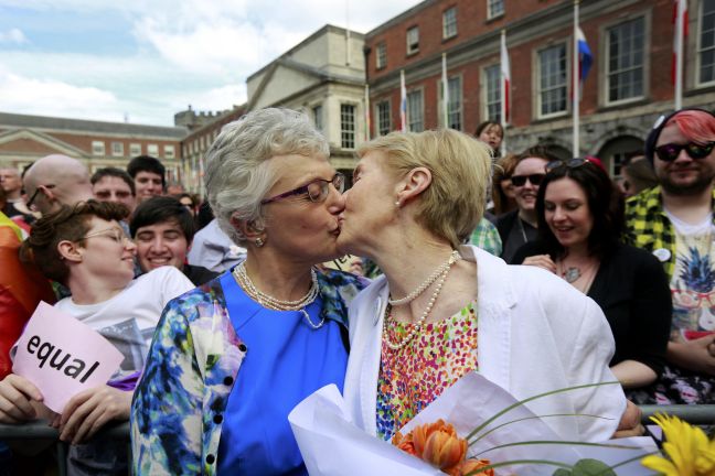Ξέφρενο πανηγύρι στην Ιρλανδία από τους ομοφυλόφιλους