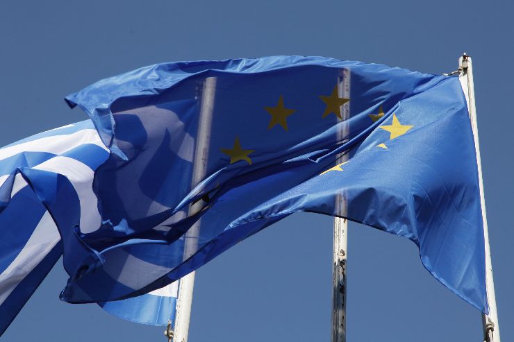 FT: Η ευρωζώνη κατέληξε σε μια «ιστορική» συμφωνία για το χρέος της Ελλάδας