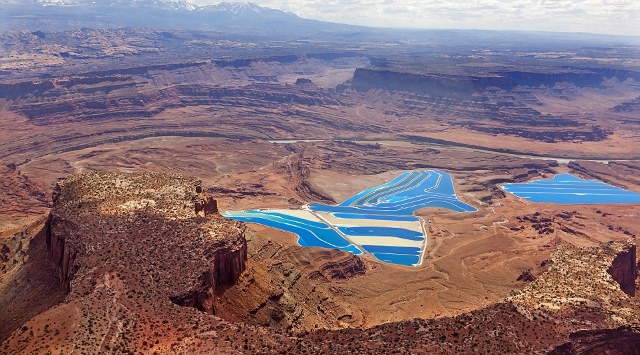Το παράξενο και εντυπωσιακό μπλε σκηνικό στην έρημο της Γιούτα