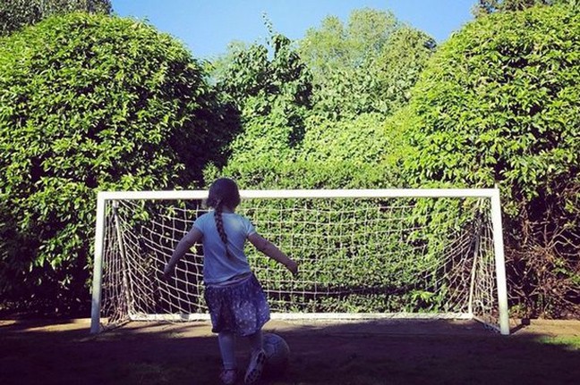 Ο Μπέκαμ μαθαίνει μπάλα στην κόρη του (photos)