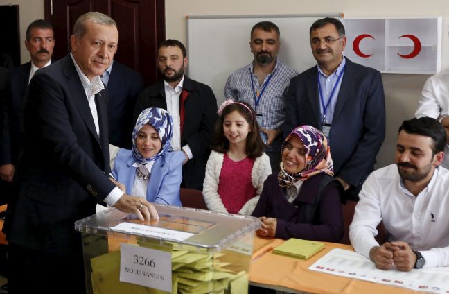 Κατρακυλά η τουρκική λίρα λόγω μη αυτοδυναμίας Ερντογάν