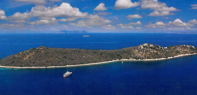Ελληνικό νησί θέλουν να αγοράσουν Τζολί Πιτ (photos)
