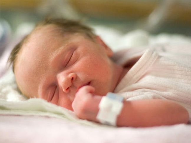 Γυναίκα γεννά υγιές μωρό μετά από μεταμόσχευση ιστού ωαρίου