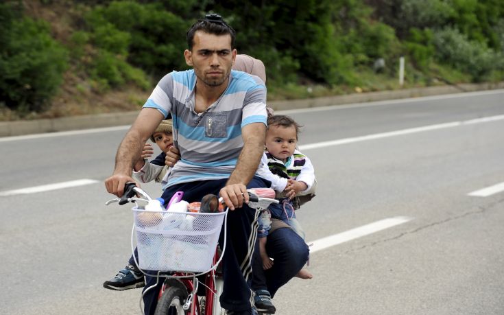 Migrants from Syria ride their bicycles near the Greek border in Macedonia June 17, 2015.  Hungary announced plans on Wednesday to build a four-metre-high fence along its border with Serbia to stem the flow of illegal migrants. Tens of thousands of migrants enter Europe through the Balkans from the Middle East and Africa.  REUTERS/Ognen Teofilovski