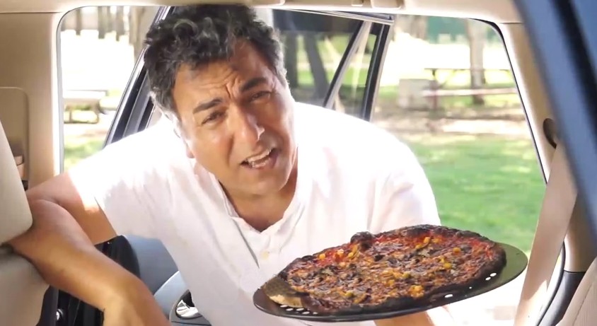 Ψήσιμο πίτσας μέσα σε αυτοκίνητο