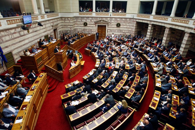 Πολιτική θύελλα στη Βουλή στη σκιά του ευρωπαϊκού μπλόκου