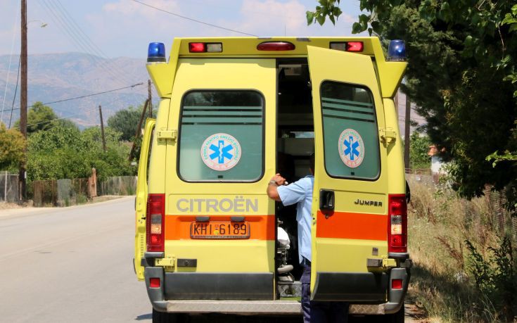Ασθενοφόρα του ΕΚΑΒ στο οδικό δίκτυο για τα έκτακτα περιστατικά