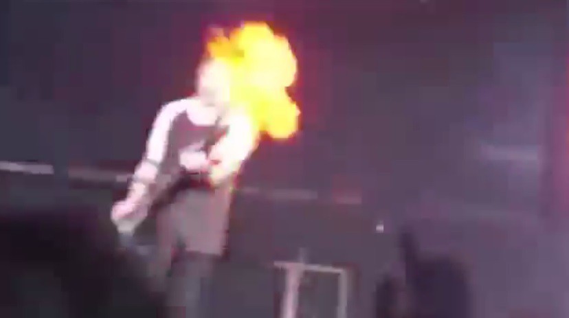 Κιθαρίστας πήρε φωτιά on stage