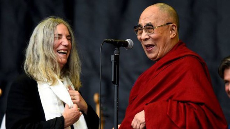 Ο Δαλάι Λάμα ανέβηκε στη σκηνή του Glastonbury