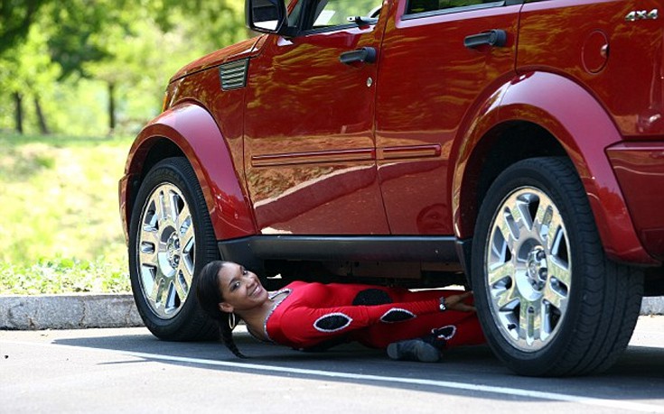 Γυναίκα κάνει λίμπο κάτω από αυτοκίνητο!